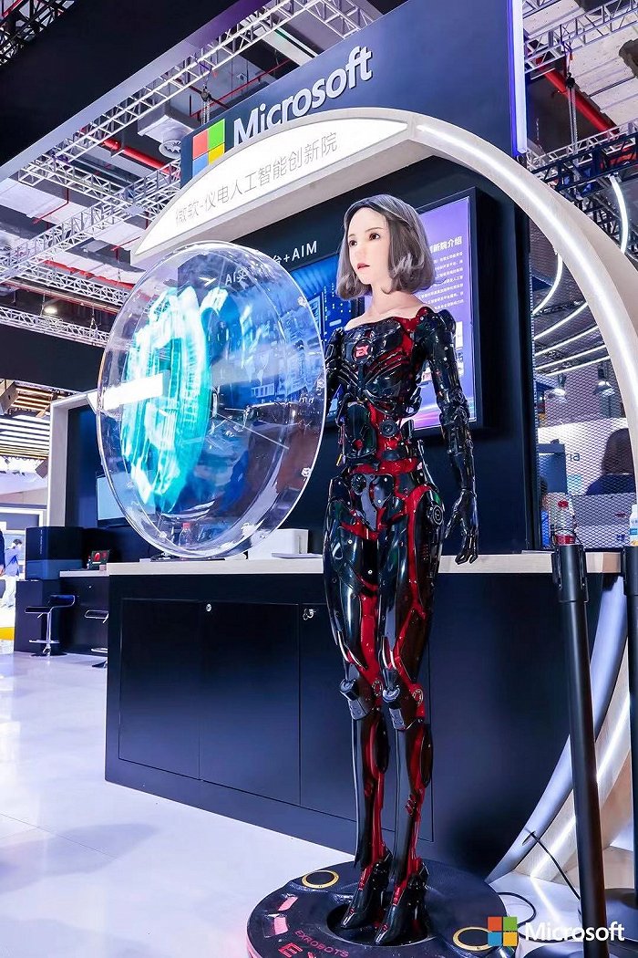有溫度、有表情，未來舞臺的智慧新聲——進博會上的主持與講解機器人